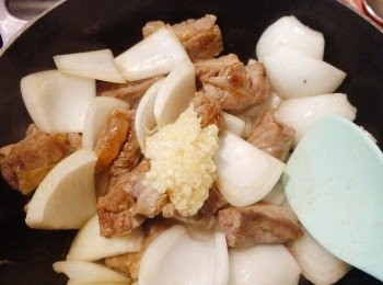 step7: 再加入洋蔥和蒜蓉炒香。