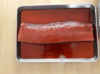 step1: 先把鮪一塊兒(tuna)稍微用醬油醃一下