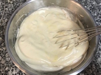 step9: 然後將所有<span class="group_3">蛋黃糊</span>倒入剩下的<span class="group_2">蛋白霜</span>中混勻。