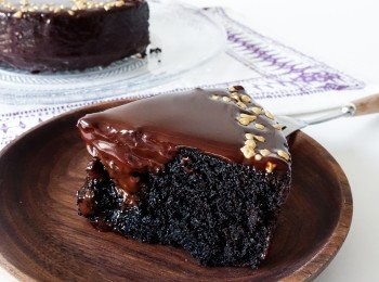 step6: 蛋糕完全放涼後，倒上Ganache，再在上面加點裝飾即成！(可以立刻享用或放入雪櫃)