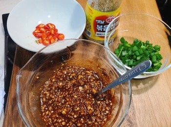 step4: 蒜蓉先用適量的油炒出至香味，再加入十三香粉、生抽、蠔油、糖和胡椒粉拌勻成醬汁備用。指天椒切粒備用。芝麻烘香備用。