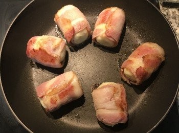 step8: 煎到開口處定型且上色，即可翻面煎；