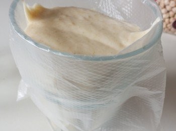 step2: 將麵糊倒入擠花袋內，剪一個非常小的口