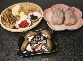 step1: 先處理某部份<span class="group_1">食材</span>，猴頭菇和茶樹菇浸水半小時，玉竹、龍限肉和蜜棗清洗乾淨備用，鵪鶉清洗乾淨血塊。