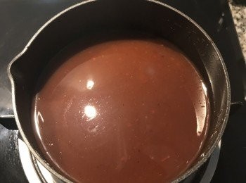 step19: 濾過的醬汁再加入醬油膏、甜辣醬和蒜泥混勻即可。