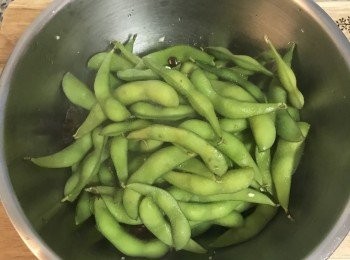 step5: 毛豆起鍋瀝乾，放入拌鍋中；