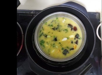 step1: 步驟非常簡單雞蛋三隻攪勻，加入皮蛋和鹹蛋，蔥花，加入調味料https://youtu.be/8NqvLklxm7g
