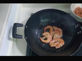 step1: 蝦買回家洗乾淨，剪走觸鬚腳挑走腸，再用清水清洗完用廚房紙吸乾水份，蝦用少量鹽和胡椒粉，少許檸檬汁加入生粉撈勻，加油燒熱鑊放入蝦煎至半熟加入蒜蓉炒香，加入茄汁一同炒此乾身，加入適量糖，美極調味，加入蔥花兜勻。