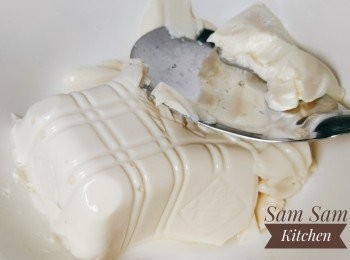 step1: 大碗內... 放入百福蒸煮豆腐... 隔去水分... 將豆腐壓碎！