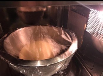 step2: 把所有粉類過篩， 除無鹽牛油外， 全部材料放廚師機（連已變涼的<span class="group_2">湯種</span>在內）， 先用低速把所有材料拌勻， 約兩分鐘左右， 再用中速打5分鐘左右至成團， 可以再放無鹽牛油， 繼續打10-15分鐘，成團並見薄膜便可。