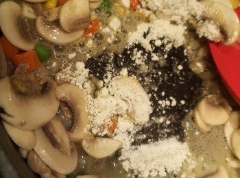 step5: 蘑菇軟身後加入低筋麵粉，炒到沒有粉粒。（混合麵粉時火力選用最細或關火，炒到沒有粉粒才開火。）