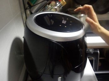 step1: 氣炸鍋先180度預熱 (5分鐘左右)