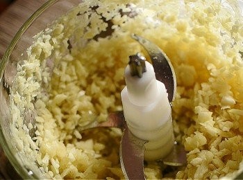 step1: 先將蒜頭去皮, 打碎