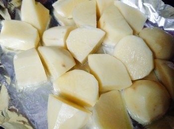 step5: 薯仔去皮切大塊，表面噴上少許油，放入焗爐200度焗至表面略金黃，或以熱油鑊煎香薯仔也可以。