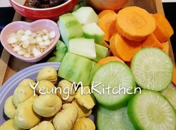 step1: 南北杏洗淨浸水約15分鐘備用。栗子洗淨備用；腰果汆水備用；椰棗洗淨備用。拂手瓜、青紅蘿蔔去皮洗淨切件。
