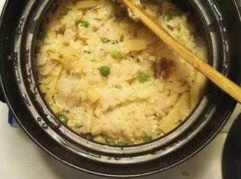 step6: 做法
米洗淨,泡水30分鐘,瀝乾。將筍子切絲,豆皮用熱水燙過,切成小丁將醬汁混和攪拌，將米,筍子,豆皮,醬汁都放入土鍋當中，大火煮滾,轉小火10分鐘，關火燜20分鐘