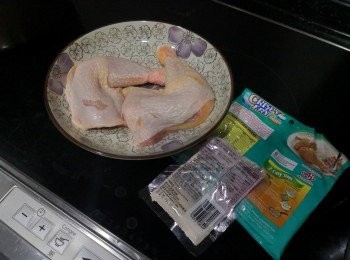 step1: 將雞脾洗乾淨，抹乾水，抹上鹽焗雞粉，抹上炸雞粉