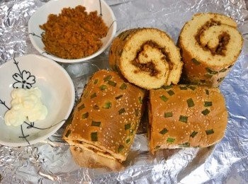 step19: 等量切成四塊，並準備好美奶滋及肉鬆；