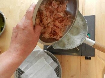 step10: 將火調到大火，熱水到90度，加入鰹魚片、等到滾開就關火