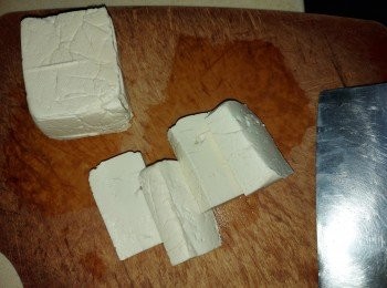 step2: 把硬豆腐切成小件。