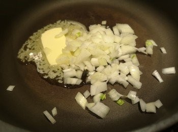 step3: 牛油再加少許煮食油，將洋蔥粒爆到軟身。