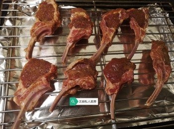 step1: 用羊架切件，加入<span class="group_2">醃料</span>醃一小時以上，選用水波爐Grill 功能，同時間網架焗盤一起預熱，之後取出網架焗盤，網架掃上油，羊架底面灑上孜然粉，羊架放上網架，時間設20分鐘。