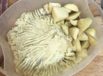 step2: 蒸好後趁熱用叉子壓成泥～