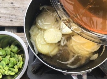 step5: 將蔬菜湯加入④裡（使用量為完全蓋過洋葱和馬鈴薯爲止）