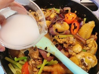 step10: 加入生粉水打薄芡汁。