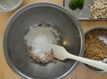 step8: 再用刨子磨成泥，加入糯米粉後充分攪匀。