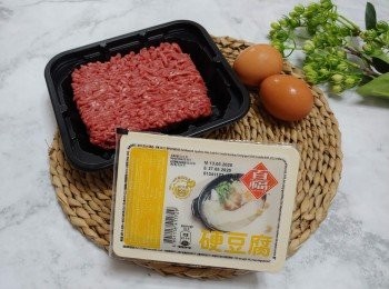 step1: 主材料 :    百福硬豆腐 1盒 / 免治牛肉180克 / 蛋白2個（略打散）