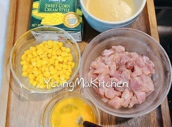 step1: 豬林肉切粒先用適量的鹽、糖、生抽、胡椒粉、木薯粉、水和麻油、醃約半小時或以上。雞蛋拂勻備用。