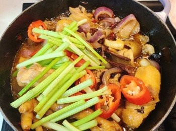 step9: 下唐芹梗和紅尖椒炒勻，再煮約2分鐘。