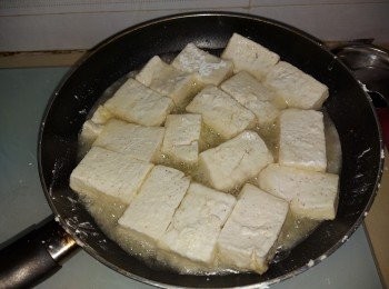 step5: 把油倒入平底鑊內燒熱，然後轉中小火。