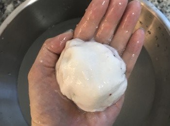 step13: 另一手也沾濕的將肉包起來，手只要有一點滑滑的感覺就要再沾濕才碰粉糊；包起來後用手掌將肉圓輕輕壓實；
