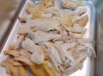 step6: 手撕將雞肉撕出雞絲。（我和家人一向都不太愛吃雞皮，所以主要撕出雞肉）。