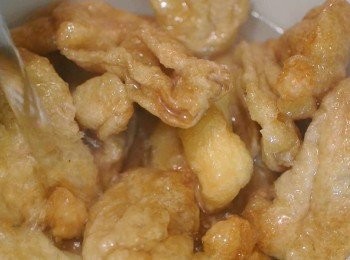 step3: 用滾水將面筋灼一下再拿出