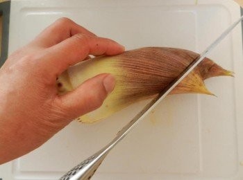 step2: 將竹筍頂部（尖端部分）斜著切掉