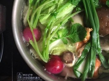 step12: 將蔬菜和水放入鍋裡，開大火