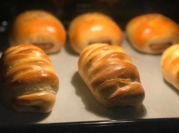 step7: 腸仔包辮子造型，我沒有拍照， 但我也是從網上學， 照片如下。


每個焗爐的溫度各有不同，請按個人情況而調節爐溫和時間。

不同牌子的麵粉，水份吸收力程度各有不同，請自行加減水份如有需要。