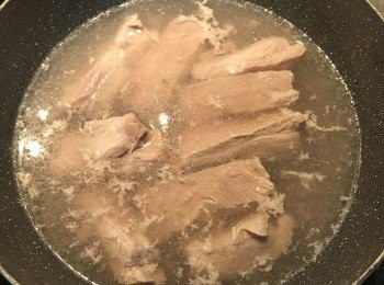 step2: 先用冷水中小火煮排骨，將血水和雜貨煮出後瀝水洗淨；