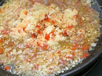 step4: 最後加入餘下的蒜蓉, 待見到有部份蒜蓉變金黃後熄火, 攤涼之後放入玻璃樽保存便可