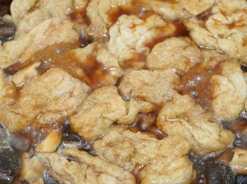 step4: 醬汁煮滾後, 加入面筋, 煮8分鐘或至收乾水份