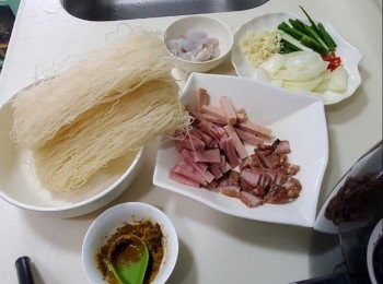 step1: 米粉2片用熱水浸軟加入少量油瀝乾水份備用，火腿兩篇切條備用，叉燒200克切粒備用，沖切斷備用，洋蔥切斷備用，蝦仁八隻清洗乾淨備用，https://youtu.be/8nDC7u4YrUs