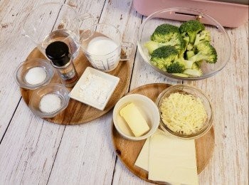 step1: 將西蘭花切好洗乾淨備用，煲滾水後，落1茶匙糖、1茶匙鹽，然後將西蘭花倒入水中酌2-3分鐘