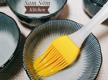 step4: 在可蒸的小杯內掃油... 方便之後脫模！