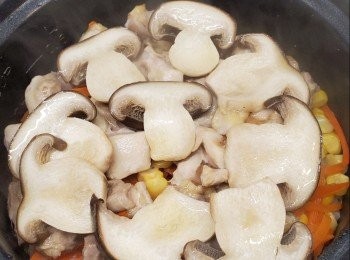 step4: 米洗乾淨加入電飯煲中，再加入清雞湯，紅蘿蔔，粟米粒，<a href="https://bit.ly/2ZxapeY" target="_blank" data-keyword="雞扒" class="guide-link"><strong>雞扒</strong></a> <span style="display:inline-block;vertical-align:middle;margin-top:-3px;color:initial;border-radius:3px;padding:2px 3px;font-size:12px;line-height:14px;background:#87d300;color:#fff;">即買</span> 粒，松本茸，按下飯制，飯熟即成