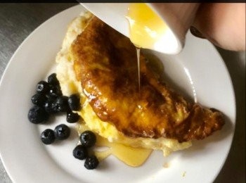 step5: 上桌時可於「梳乎厘加奄列」落少許蜜糖及加少許藍莓作伴碟。