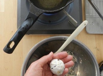 step11: 捏成丸狀後，用160度的低溫以中火油炸約4分鐘