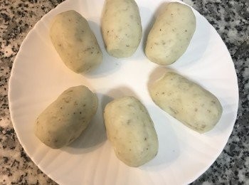 step4: 手沾點油，將拌好的馬鈴薯捏成坨；